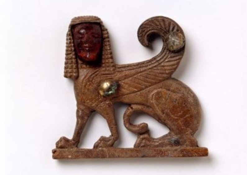 kleine Figurine Sphinx mit Bernsteingesicht