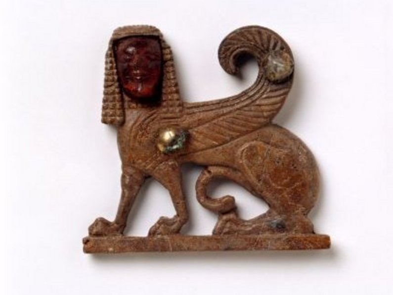 kleine Sphinx mit Bernsteingesicht