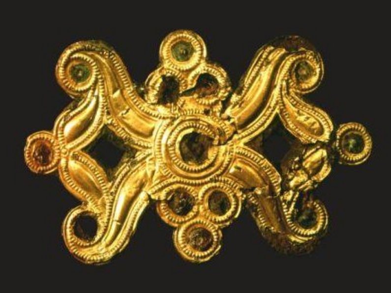 goldene Zierscheibe mit Zirkelornamentik