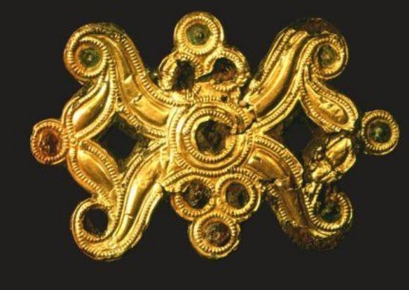 goldene Zierscheibe mit Zirkelornamentik