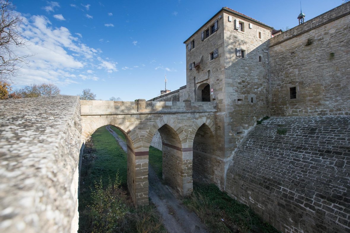 Hohenasperg mit Brücke über den Wallgraben und Torturm