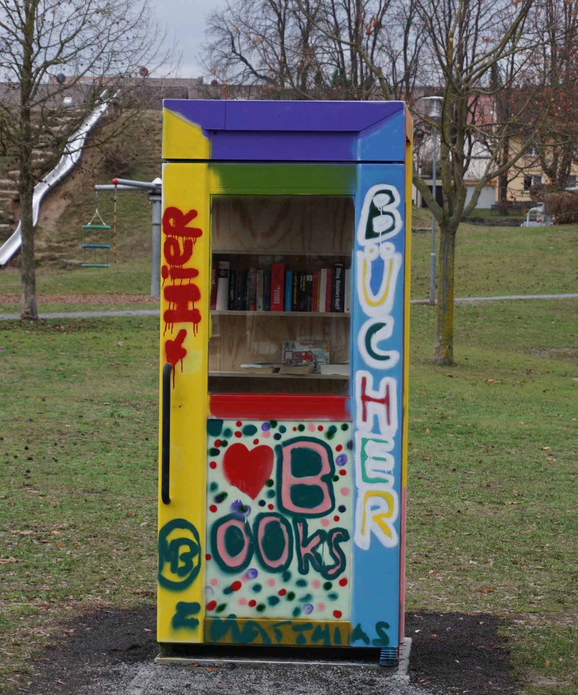 Bücherschrank in der Carl-Diem-Straße im Bürgergarten
