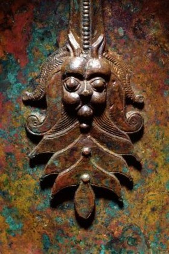 Detail der Schmuckattasche der Schnabelkanne